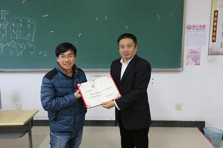 院长石刚为谭人玮颁发聘书_副本.jpg 院长石刚为谭人玮颁发聘书_副本.jpg