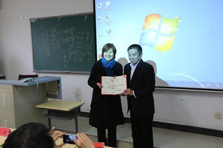 院长石刚为朱玉颁发聘书_副本.jpg 院长石刚为朱玉颁发聘书_副本.jpg